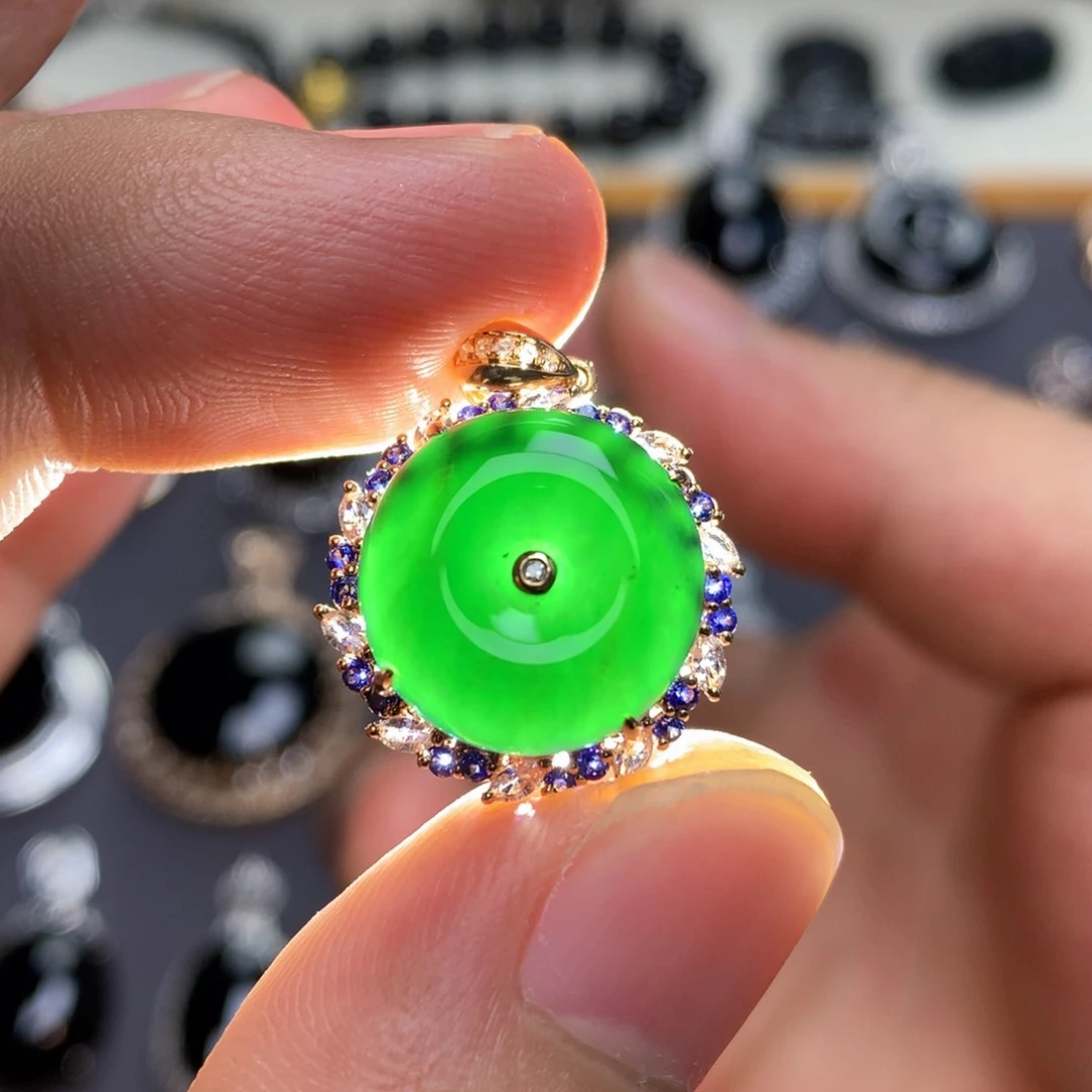 颈饰18K金镶嵌翡翠墨翠平安扣