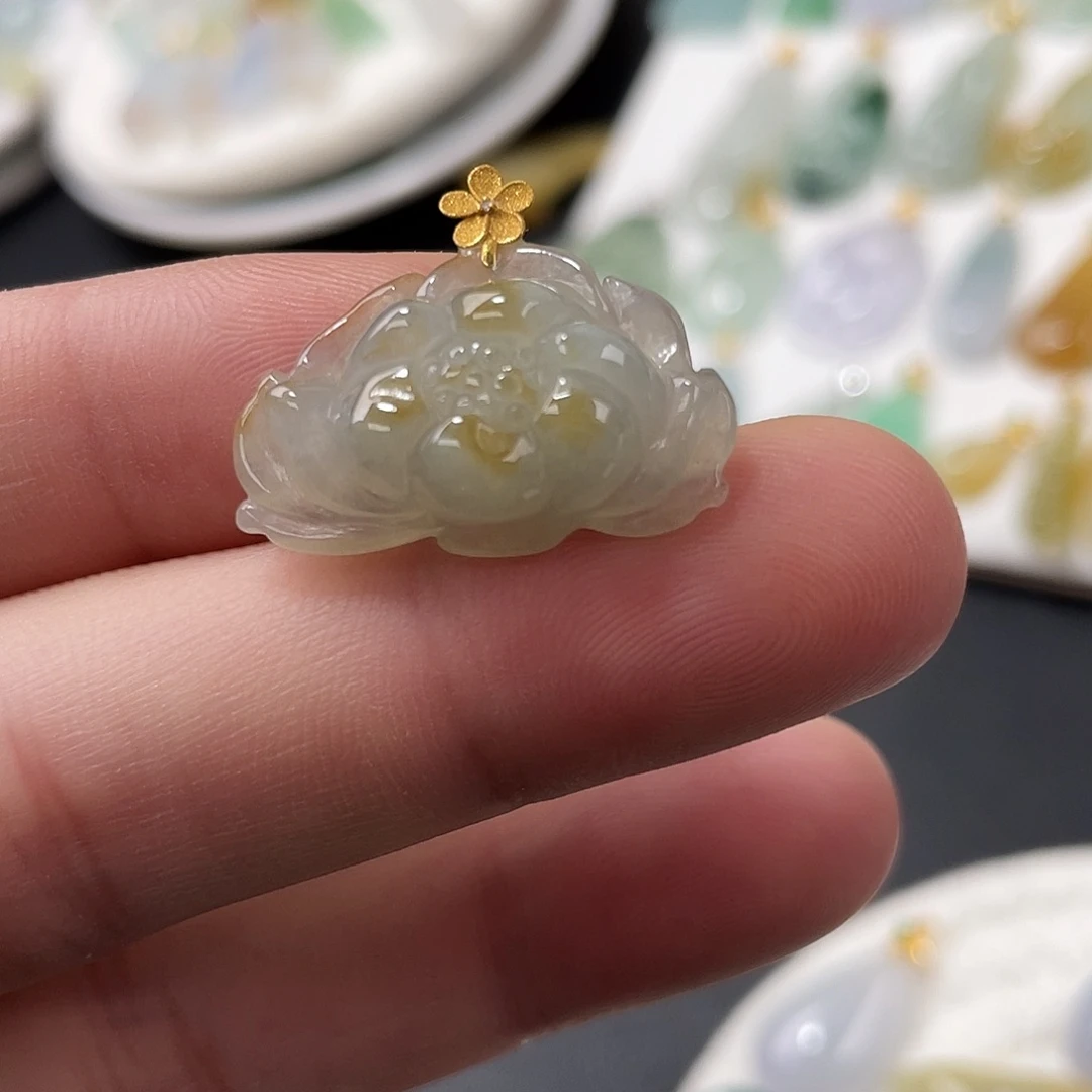 翡翠18K金镶嵌颈饰莲花