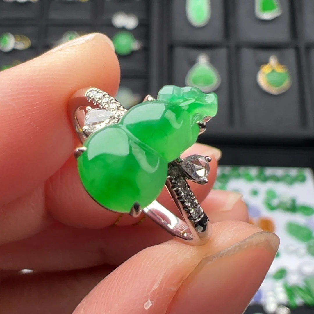 翡翠18K金镶嵌颈饰葫芦