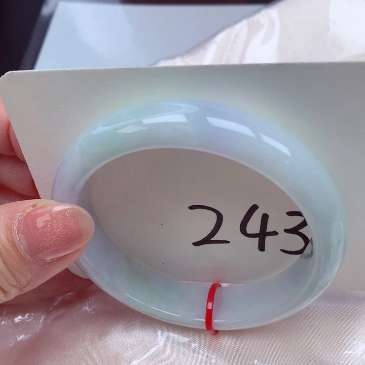 翡翠手镯未镶嵌翡翠