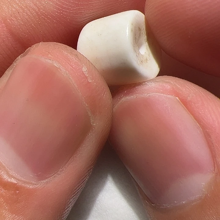 玻璃颈饰在这里的