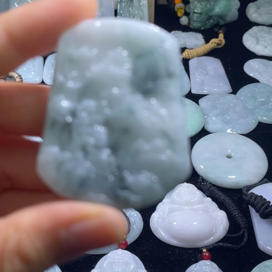 翡翠未镶嵌颈饰山水牌，瑕疵