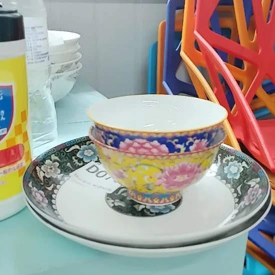 畅***意45%以上骨粉骨瓷珐琅彩黑花盘两个蓝黄碗两个