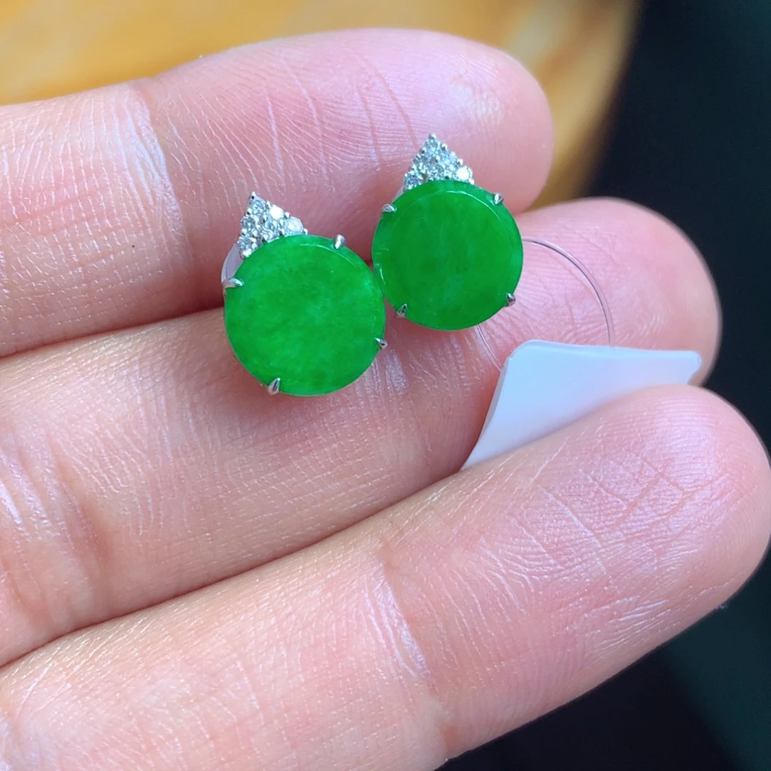 颈饰18K金镶嵌翡翠上新