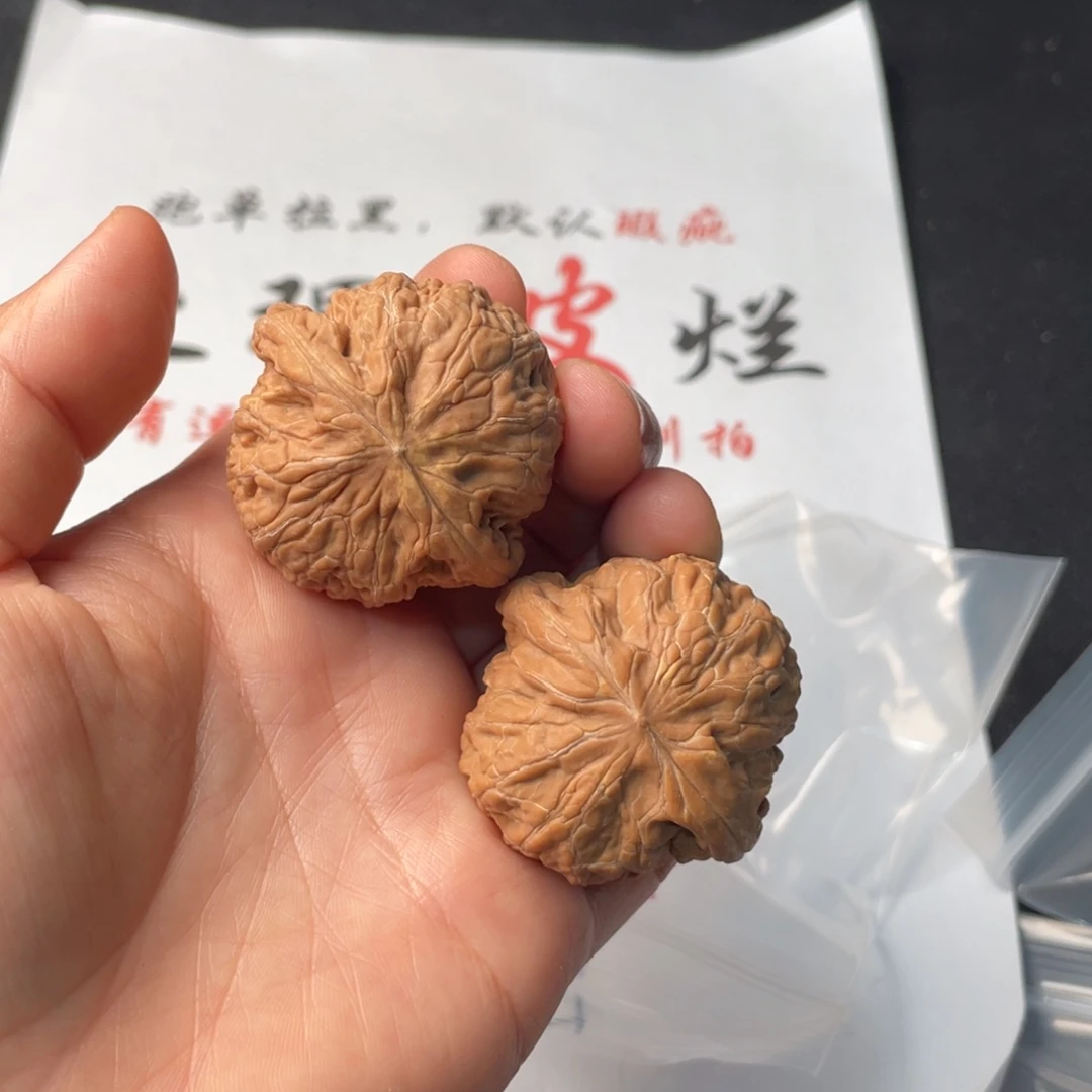 文玩核桃把件739。42铁锤有黄