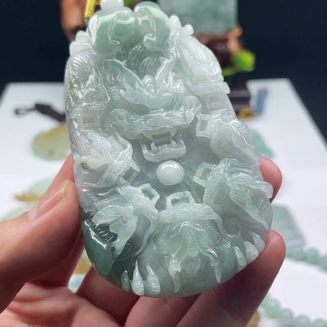 翡翠未镶嵌颈饰龙牌