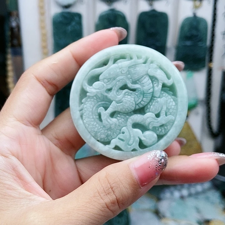 翡翠足铂镶嵌颈饰翡翠