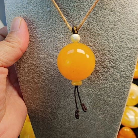 蜜蜡未镶嵌吊坠(赠链)圆珠31米。