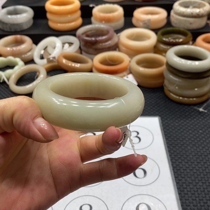 石英质玉（佘太翠）手镯未镶嵌小*萝