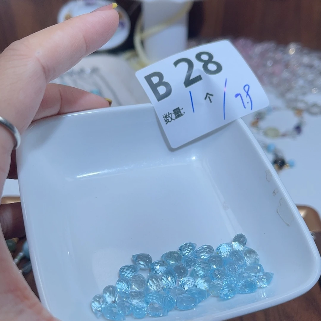未镶嵌裸石托帕石B28。