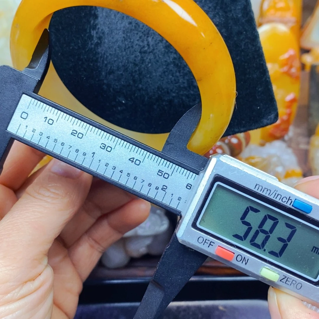 未镶嵌石英质玉（黄龙玉）颈饰