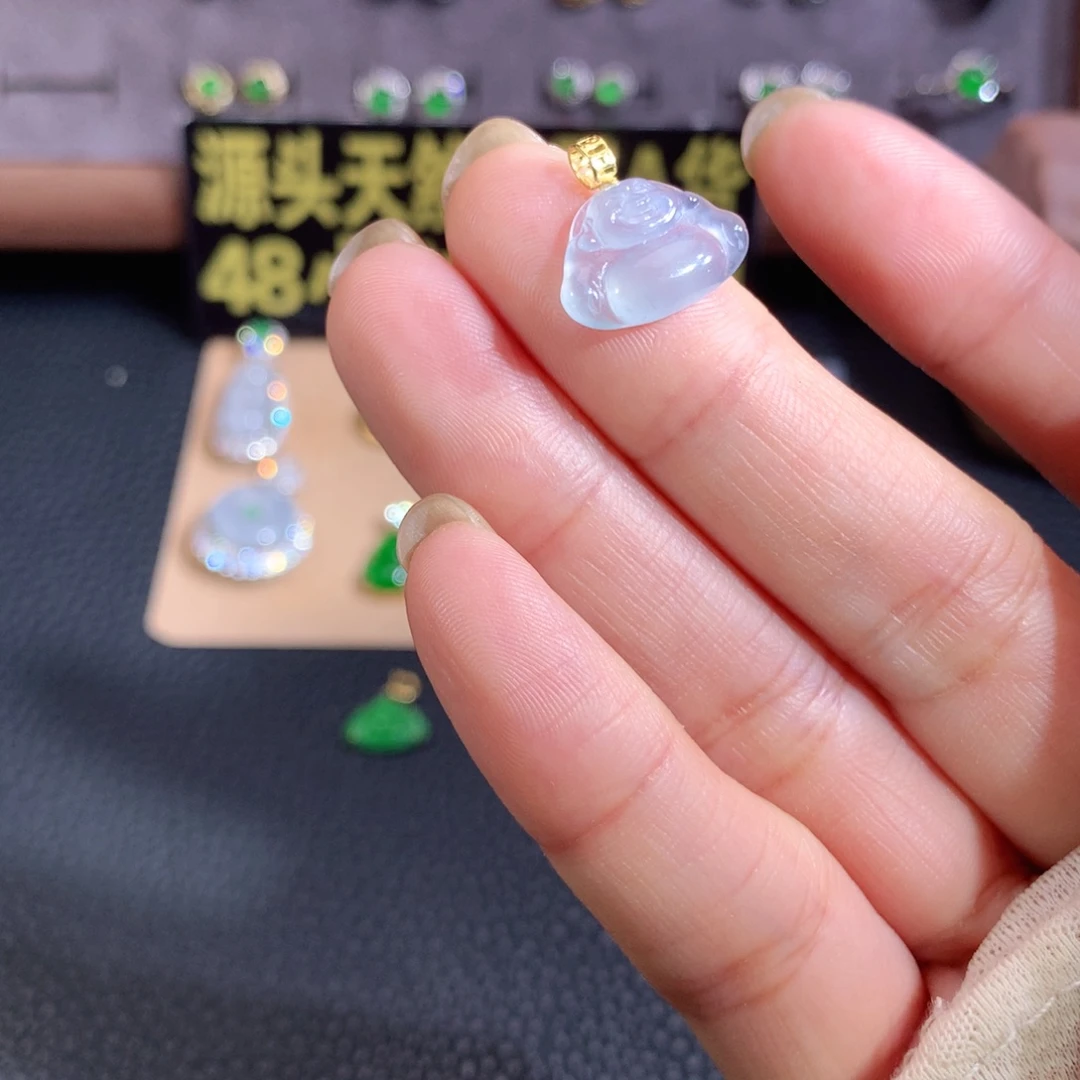 徐***吖颈饰18K金镶嵌翡翠坐佛