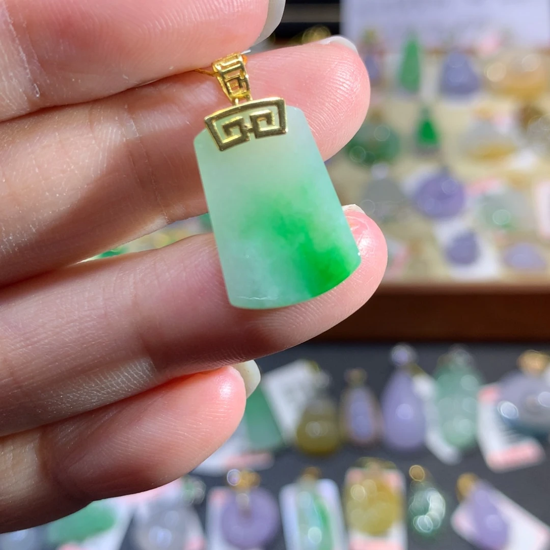 翡翠18K金镶嵌颈饰