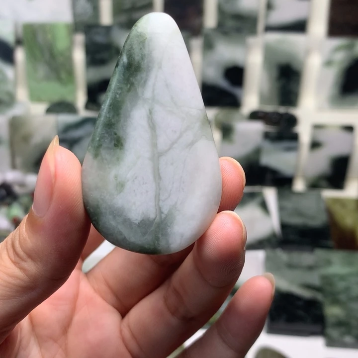 独山玉未镶嵌颈饰