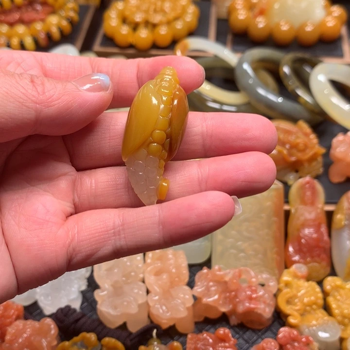 未镶嵌石英质玉（黄龙玉）挂件