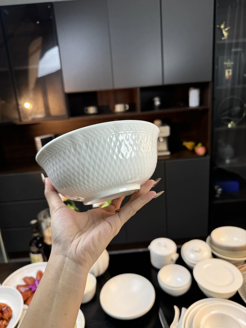 新瓷代--面碗陶瓷骨瓷汤碗纯白浮雕碗家用餐具7英寸