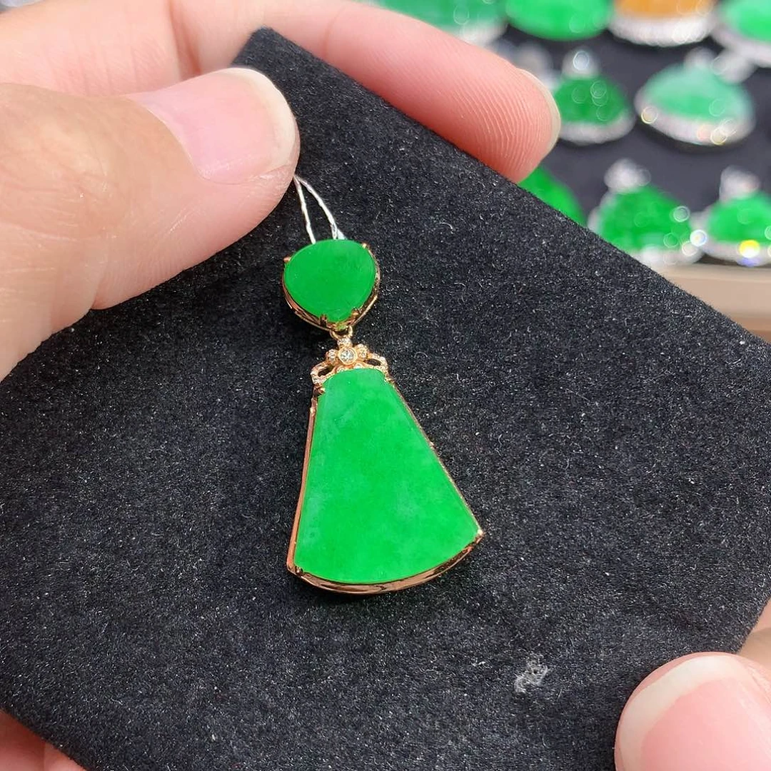 翡翠18K金镶嵌颈饰