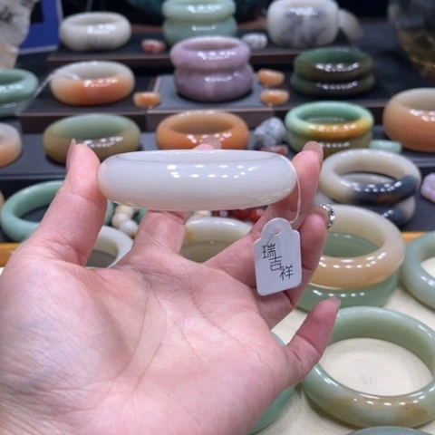 未镶嵌手镯石英质玉