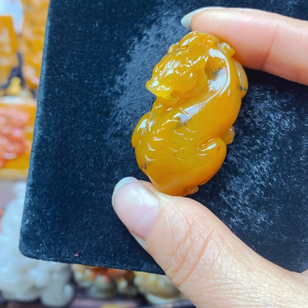 未镶嵌石英质玉（黄龙玉）颈饰