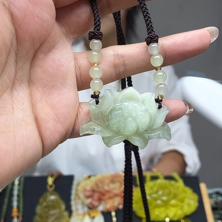 蛇纹石玉未镶嵌颈饰