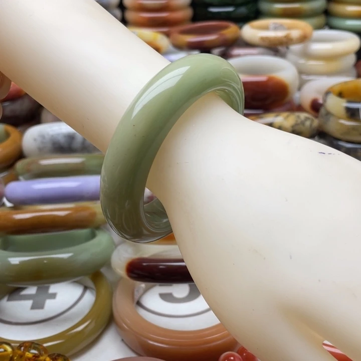 石英岩玉手镯未镶嵌