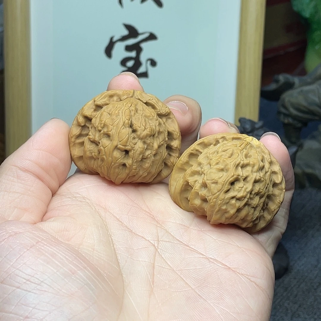 文玩核桃吊坠白狮子练手