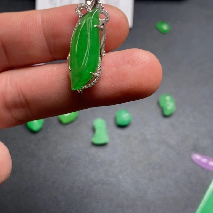 송****翡翠未镶嵌颈饰挂件