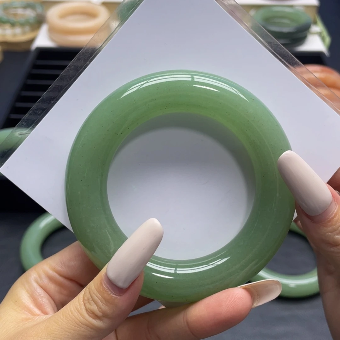 未镶嵌手镯石英质玉不**肉