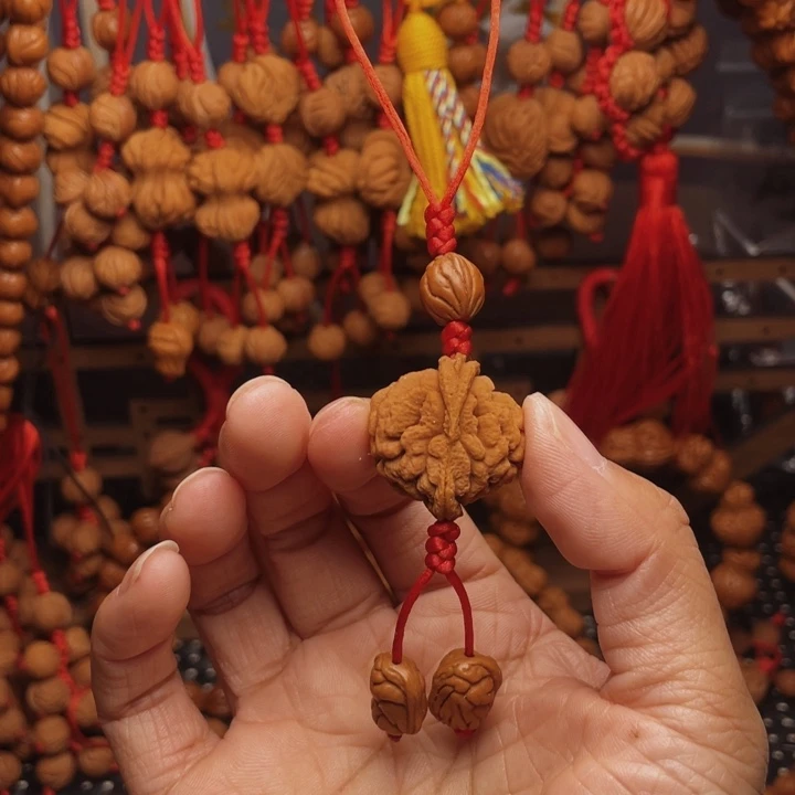 木质类龙纹桃枭挂件