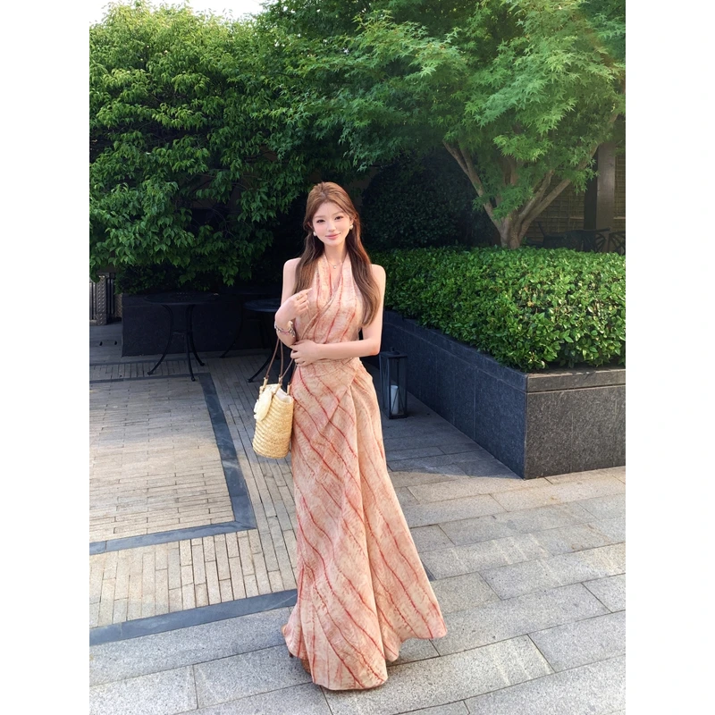 法式气质浪漫别致印花挂脖连衣裙女设计感褶皱收腰显瘦A字长裙