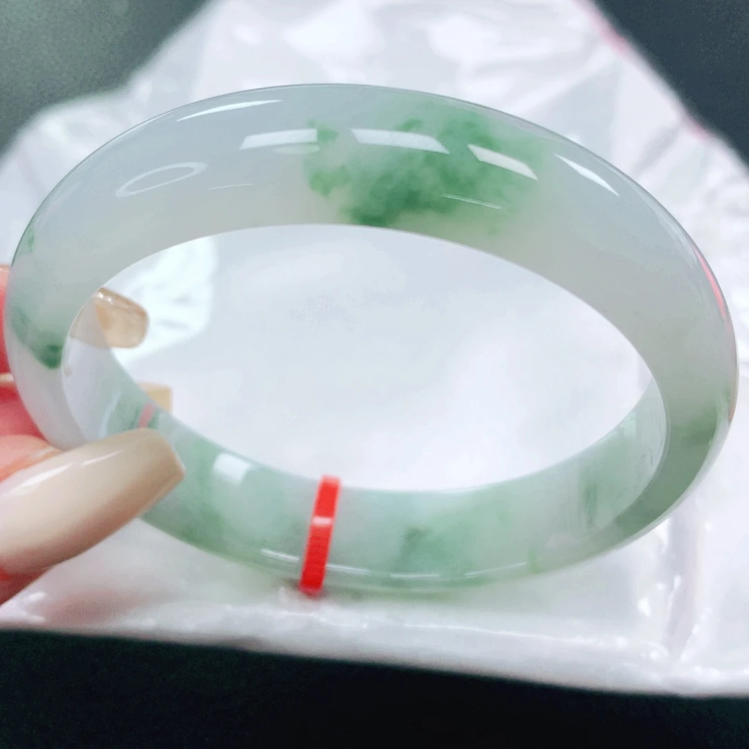 翡翠手镯未镶嵌53。
