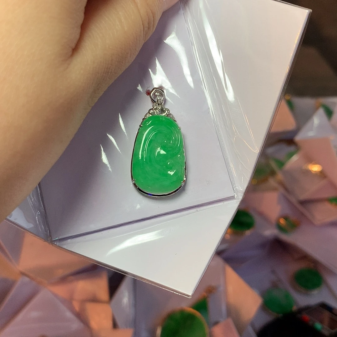 翡翠18K金镶嵌颈饰如意