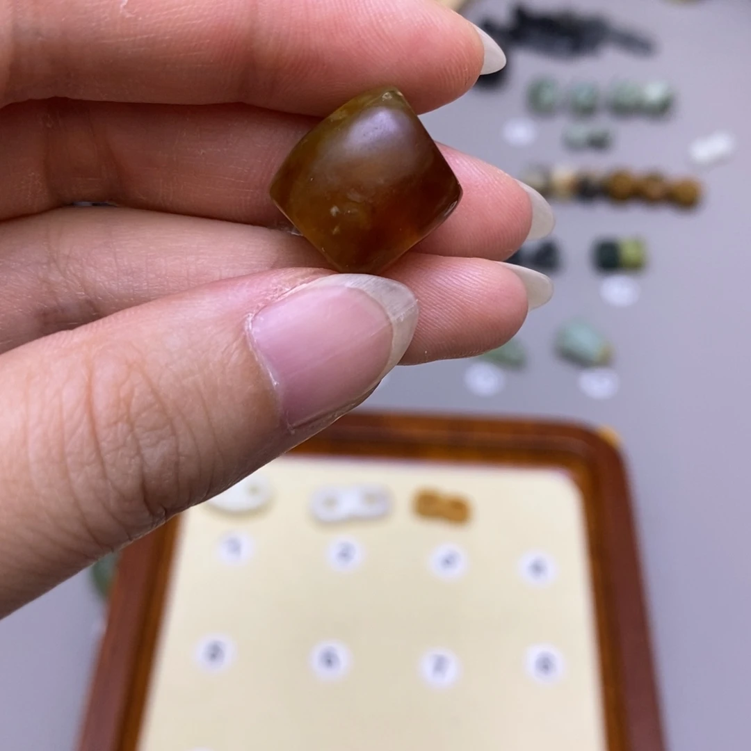 酋***长未镶嵌蛇纹石玉配饰