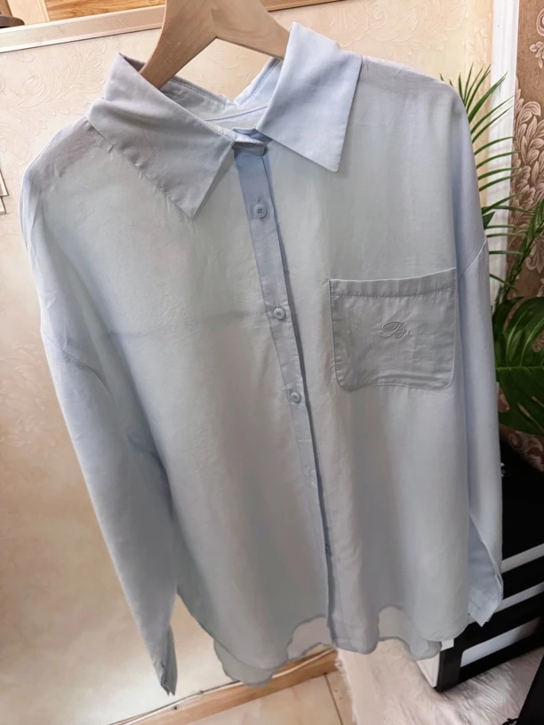 浅蓝衬衫，柔软亲肤
