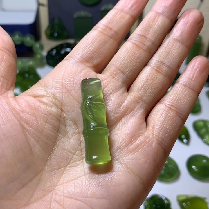 岫玉未镶嵌颈饰吊坠