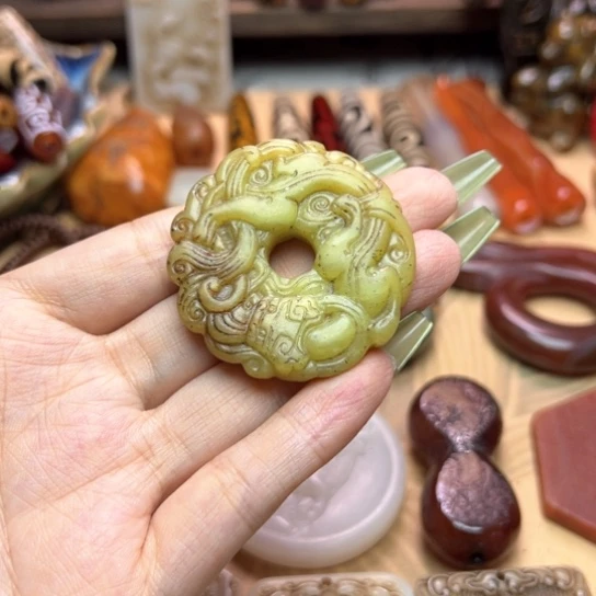 蛇纹石玉未镶嵌颈饰