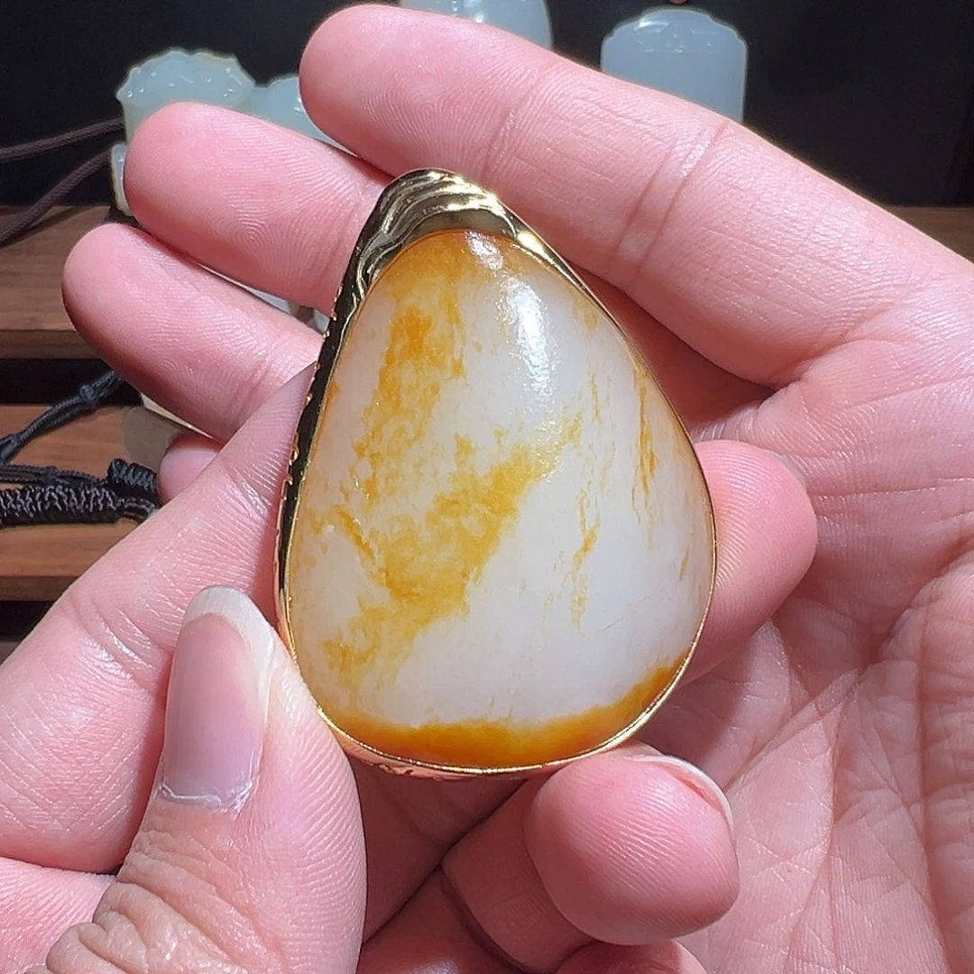 上***水和田玉18K金镶嵌颈饰