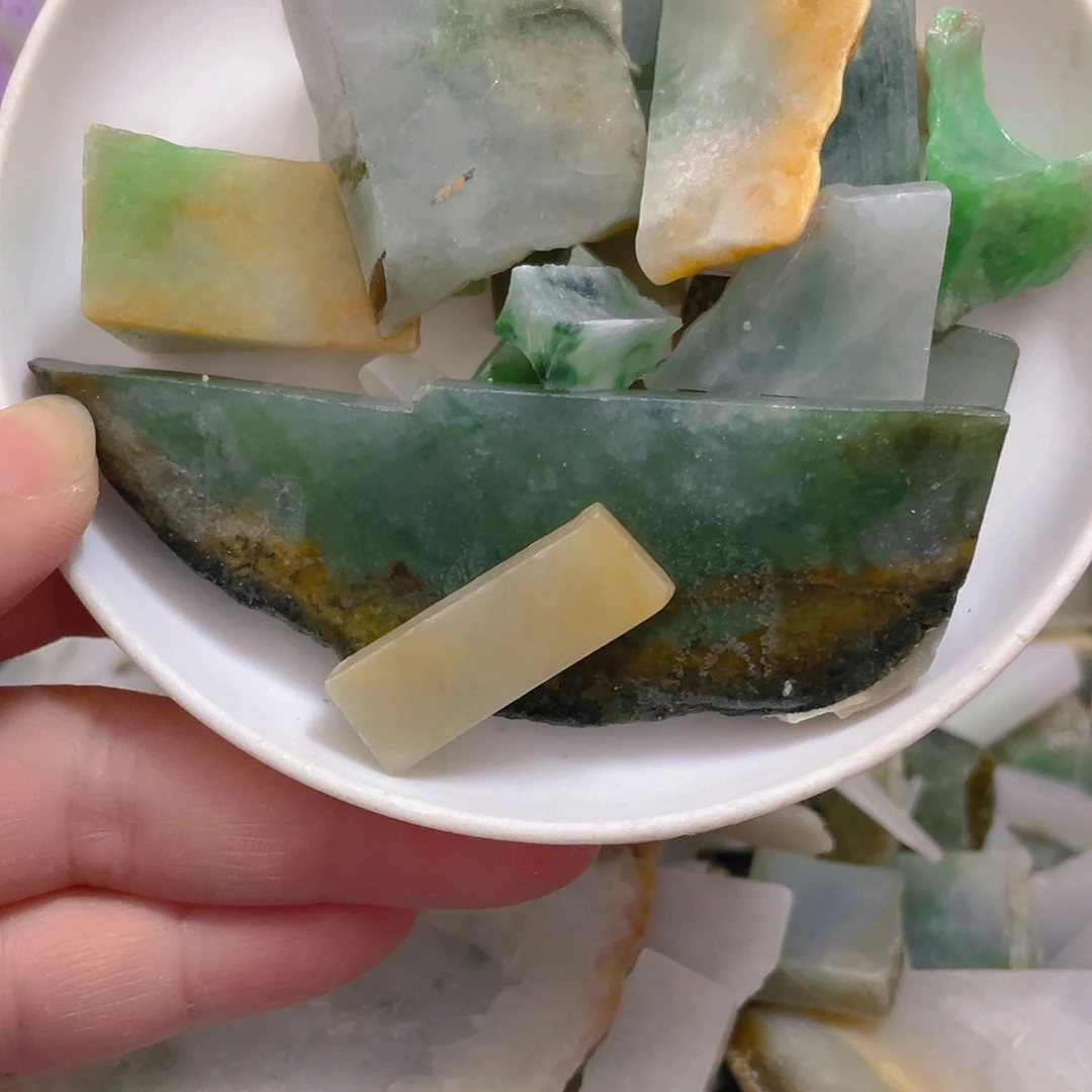 颈饰未镶嵌翡翠。