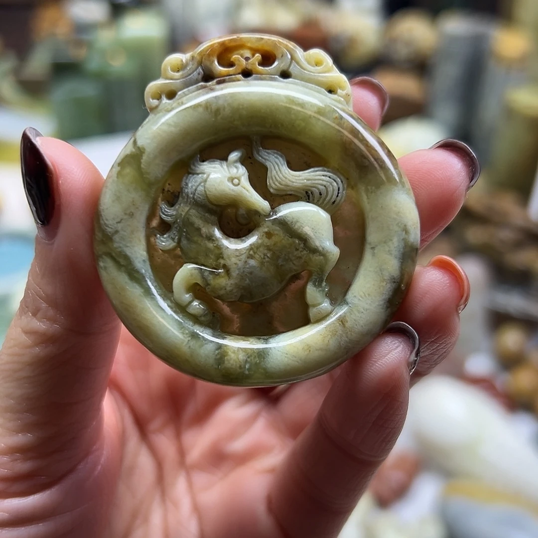 岫玉未镶嵌颈饰花玉马牌子