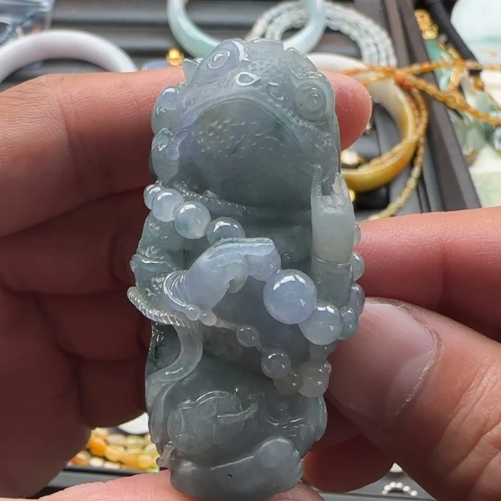 翡翠未镶嵌颈饰糯冰三彩俏雕金蟾挂件把件