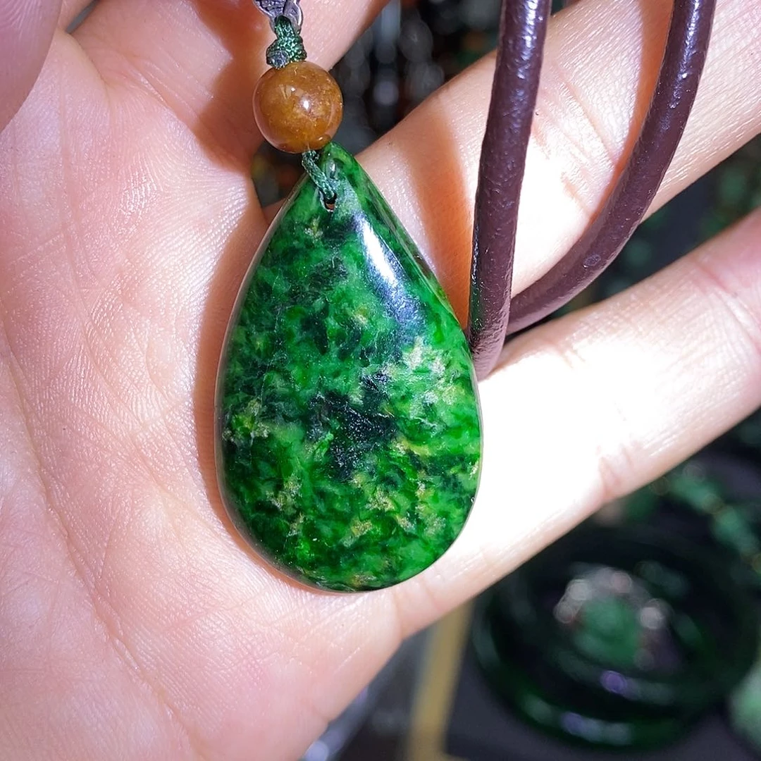 颈饰未镶嵌翡翠漂亮美眉