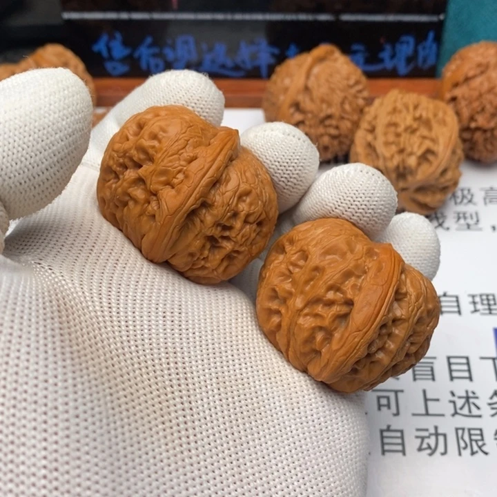 秦***辰文玩核桃把件8元宝