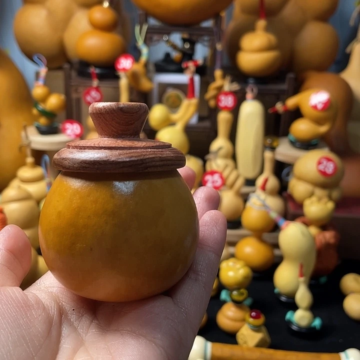 青***水葫芦丝老师在讲台旁等