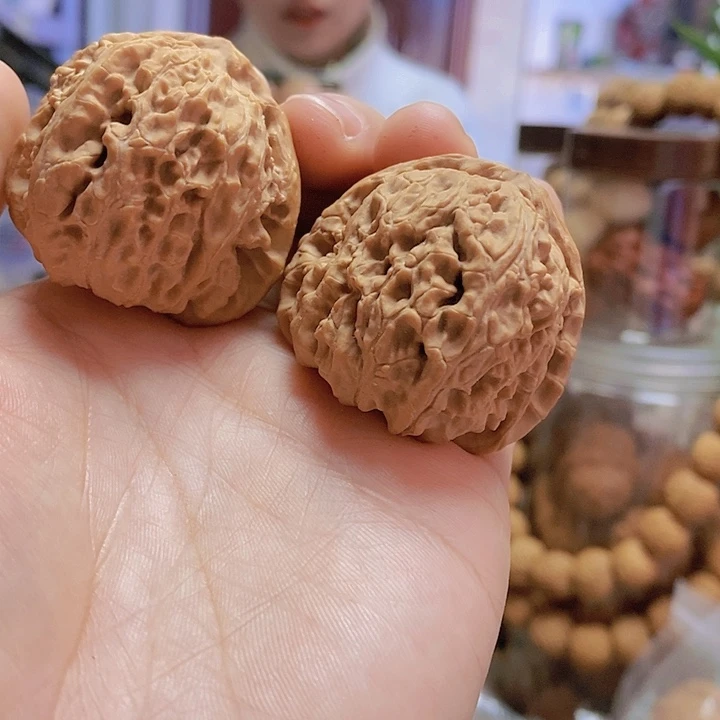 【闪购商品】文玩核桃把件40三角白