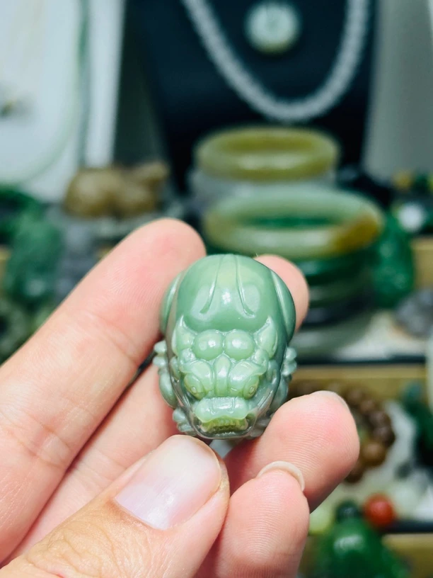 天然俄罗斯碧玉鸭蛋青猫眼无暇貔貅男女吊坠老坑料送证书