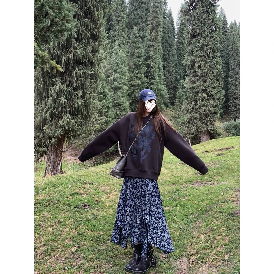 早秋新款设计套头宽松卫衣复古深灰色不规则碎花吊带裙套装Y3392