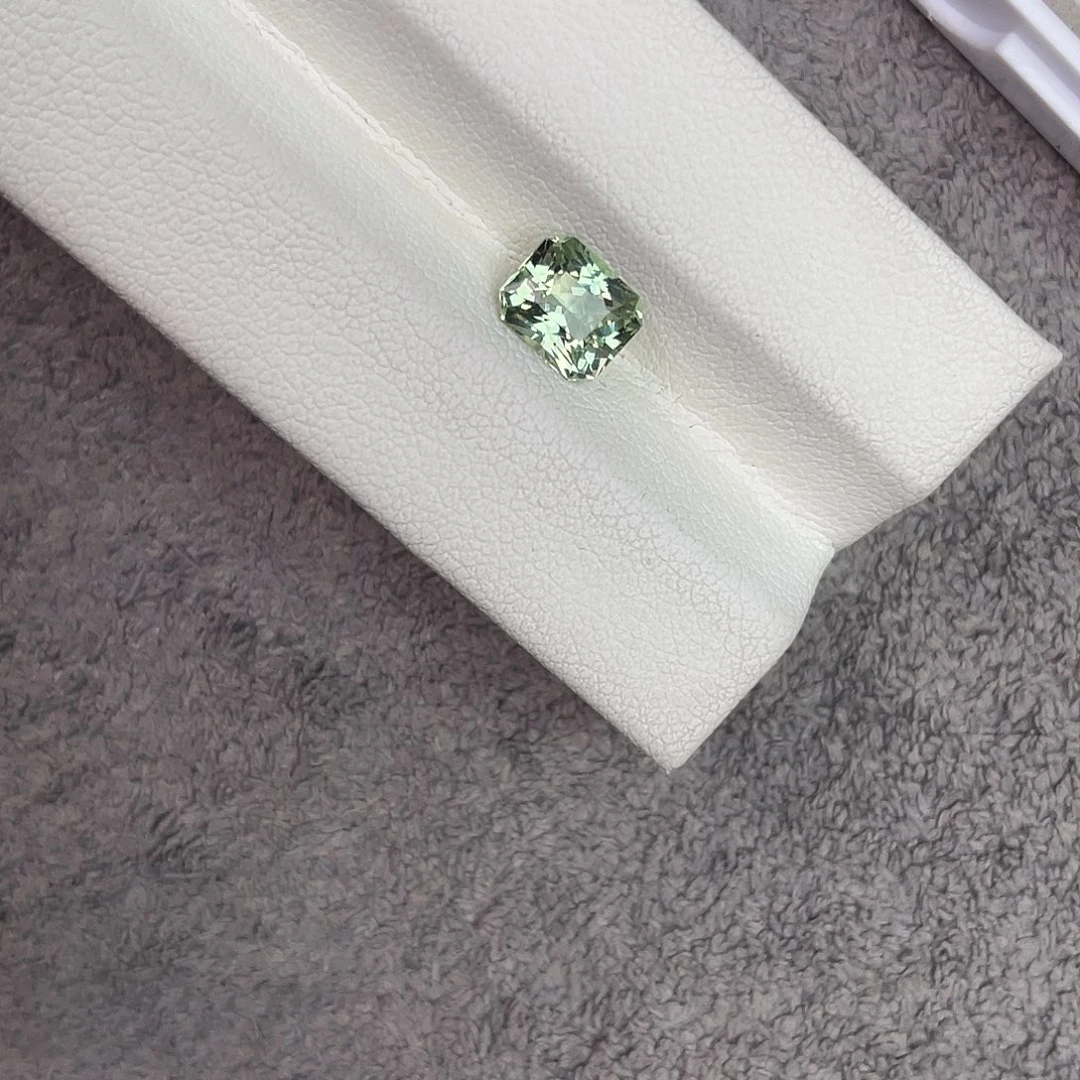 未镶嵌裸石绿柱石1.32Ct。