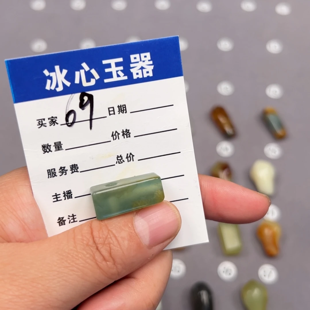 未镶嵌蛇纹石玉颈饰枫****方