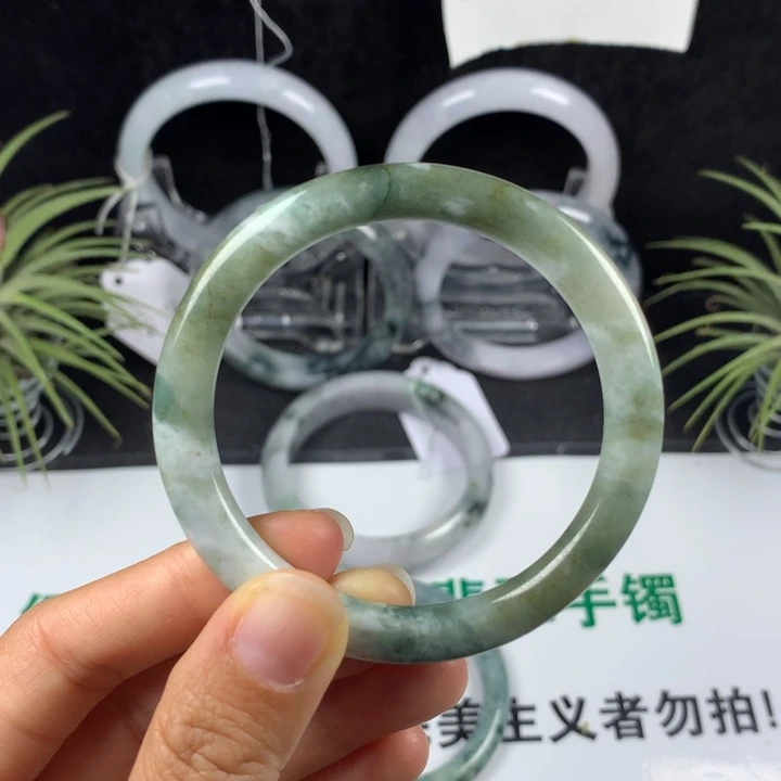 翡翠未镶嵌手镯43号。 52.8圈