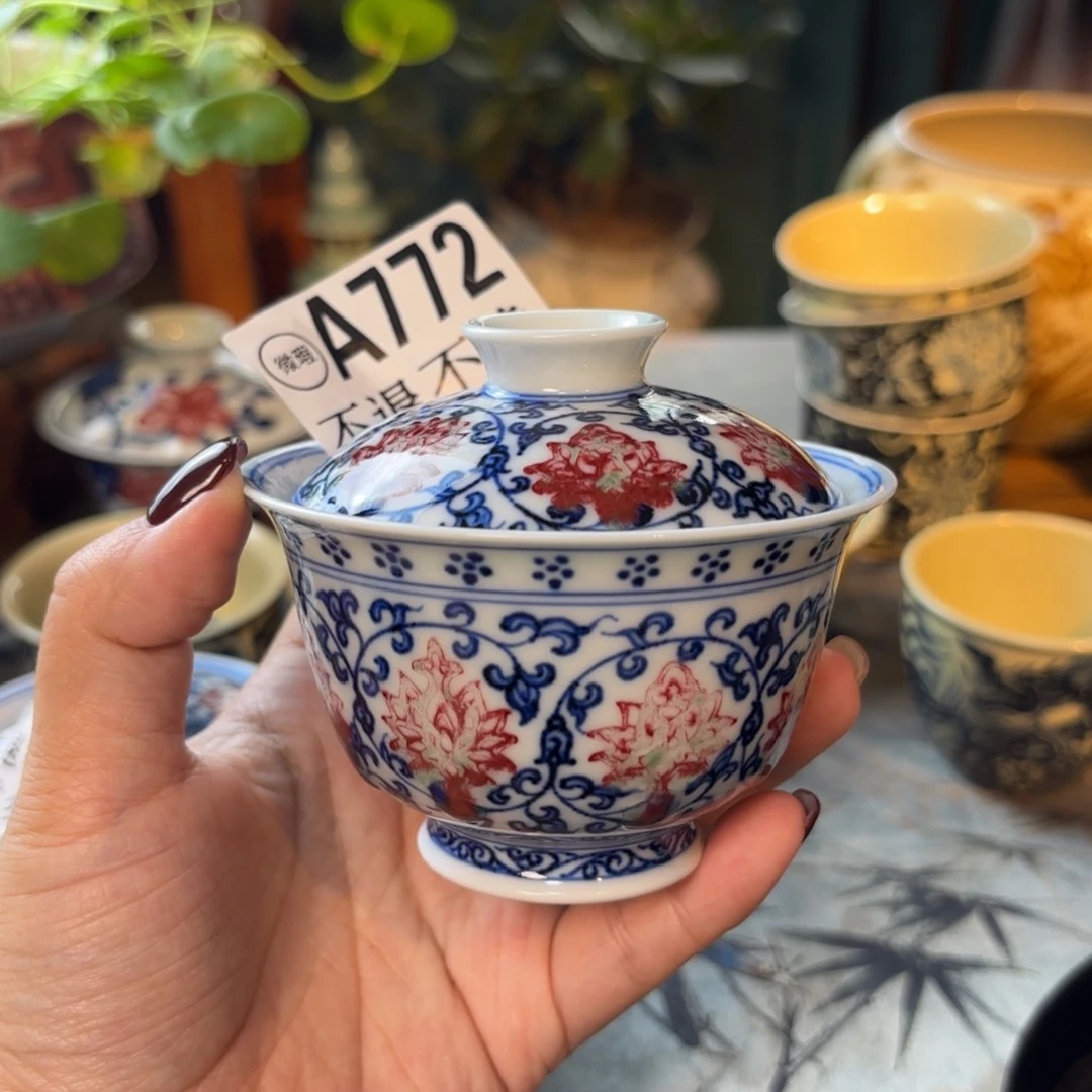 青花釉里红缠枝莲盖碗